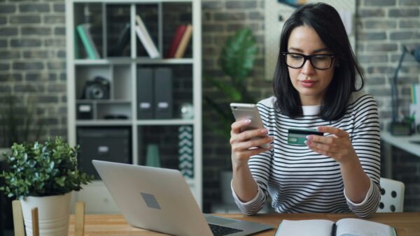 How to consolidate credit card debt without hurting credit score