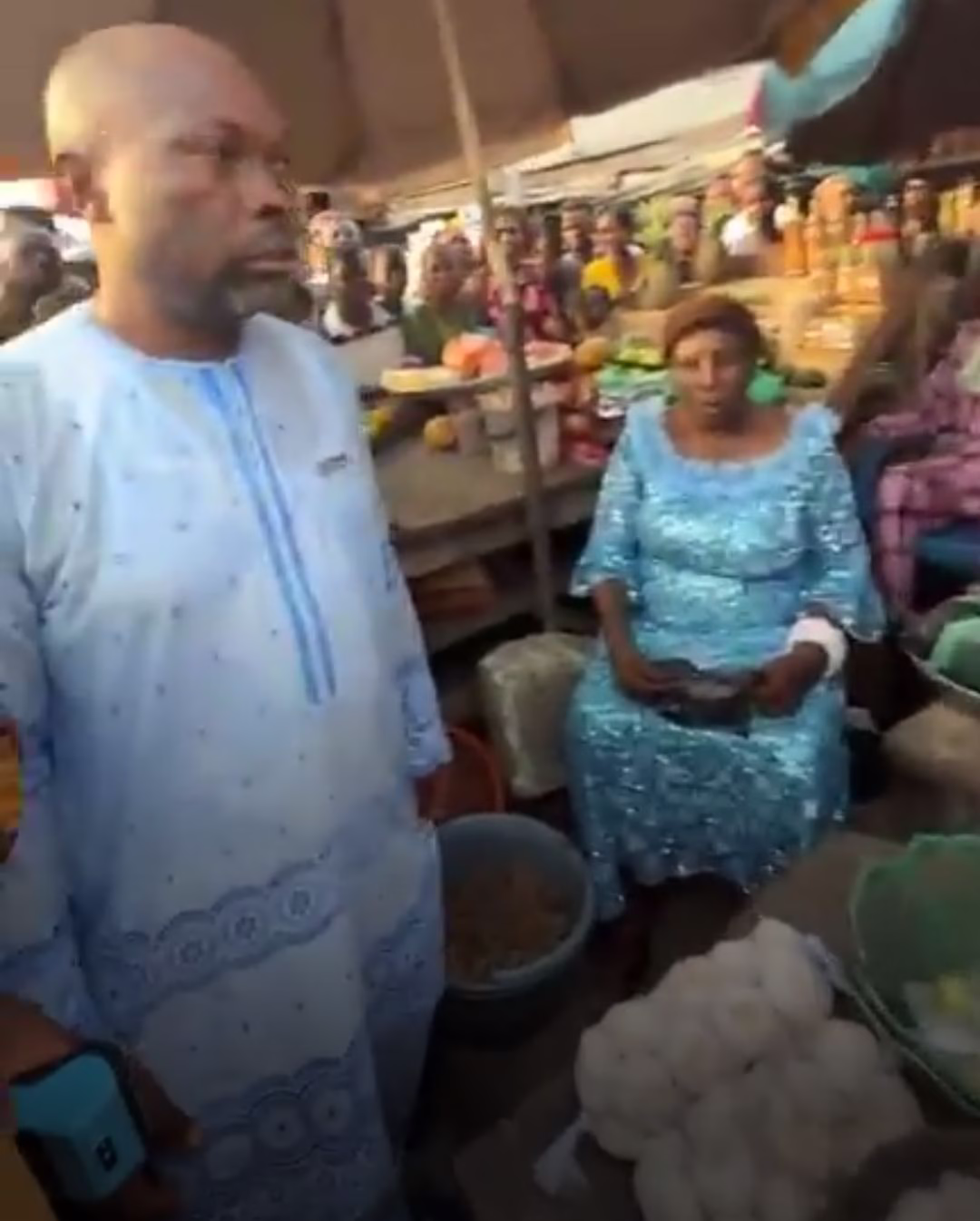 Danmotech Visits Yanga Market, Gifts 15 Million Naira to Market Women 1 chiefdanmotechgiftsfifteenmillionnairatoyangawomenfishsellers633668074217028586