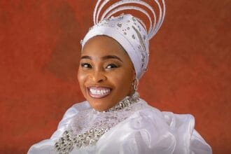 Tope Alabi iso